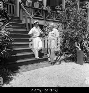 Viaggio in Suriname e Antille Olandesi Willem van de poll (a destra) pone con il commissario distrettuale Leefmans per l'ufficio distrettuale di Coronie Data: 1947 Località: Coronie, Suriname Parole Chiave: Funzionari, uffici Foto Stock