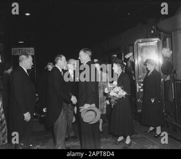 Abdicazione Regina Wilhelmina/Inaugurazione Della Regina Juliana Inaugurazione Regina Juliana. Preparazioni. Arrivo ospiti stranieri regali. Il principe ereditario Gustaf Adolf di Svezia (al centro) e la principessa ereditaria Louise (a destra) arrivano, insieme al principe Axel e alla principessa Margaret di Danimarca, con il Scandinavia Express alla stazione centrale di Amsterdam. Qui il saluto degli ambasciatori svedesi e danesi. Ministro D.U. completamente a sinistra Stikker van Foreign Affairs Data: 5 settembre 1948 luogo: Amsterdam, Noord-Holland Parole Chiave: Inaugurazioni, casa reale Nome personale: Gustaf Adolp Prince, Louisa princess, Sti Foto Stock