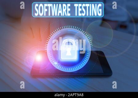 Segno di testo che mostra il test del software. Foto di lavoro che mostrano valutare la funzionalità di un'applicazione software Foto Stock