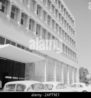 Israele 1964-1965: Tel Aviv, moderno edificio di infrastrutture e architettura, presumibilmente un edificio giudiziario Data: 1964 Località: Israele, Tel Aviv Parole Chiave: Automobili, edifici Foto Stock