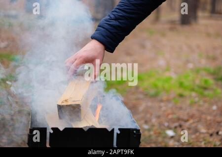 Mano d'uomo close-up aggiungendo parmigiano a pentola con risotto Foto  stock - Alamy