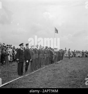 Premio Dell'Ordine militare di Guglielmo e altri premi della Regina Wilhelmina alla presenza degli altri membri della famiglia reale alla base aerea di Soesterberg Decorata in attesa dell'arrivo della Regina Wilhelmina Data: 20 giugno 1946 luogo: Soest, Utrecht (provincia) Parole Chiave: Automobili, casa reale, militare, premi Nome istituzione: Ordine militare di Guglielmo Foto Stock