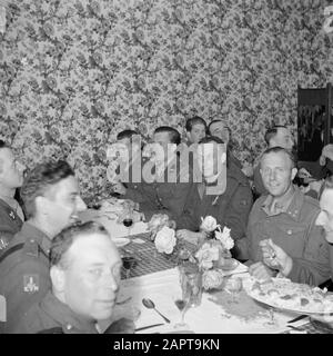 Premio Dell'Ordine militare di Guglielmo e altri premi della Regina Wilhelmina alla presenza degli altri membri della famiglia reale alla Soesterberg Air base Decorato e Invitati ospiti al pasto Data: 20 giugno 1946 luogo: Soest, Utrecht (provincia) Parole Chiave: Royal House, militare, premi Foto Stock