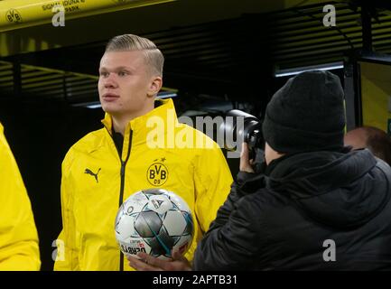 Dortmund, Germania. 24th Gen 2020. Calcio: Bundesliga, Borussia Dortmund - 1 FC Colonia, 19th matchday al Signal Iduna Park. Erling Haaland di Dortmund esce dal tunnel dei giocatori per il riscaldamento. Credito: Bernd Thissen/dpa - NOTA IMPORTANTE: In conformità con le norme del DFL Deutsche Fußball Liga e del DFB Deutscher Fußball-Bund, è vietato sfruttare o sfruttare nello stadio e/o dal gioco fotografato sotto forma di immagini di sequenza e/o serie di foto video-simili./dpa/Alamy Live News Foto Stock