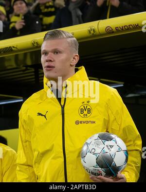 Dortmund, Germania. 24th Gen 2020. Calcio: Bundesliga, Borussia Dortmund - 1 FC Colonia, 19th matchday al Signal Iduna Park. Erling Haaland di Dortmund esce dal tunnel dei giocatori per il riscaldamento. Credito: Bernd Thissen/dpa - NOTA IMPORTANTE: In conformità con le norme del DFL Deutsche Fußball Liga e del DFB Deutscher Fußball-Bund, è vietato sfruttare o sfruttare nello stadio e/o dal gioco fotografato sotto forma di immagini di sequenza e/o serie di foto video-simili./dpa/Alamy Live News Foto Stock