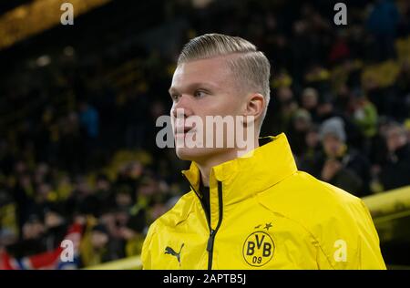 Dortmund, Germania. 24th Gen 2020. Calcio: Bundesliga, Borussia Dortmund - 1 FC Colonia, 19th matchday al Signal Iduna Park. Erling Haaland di Dortmund esce dal tunnel dei giocatori per il riscaldamento. Credito: Bernd Thissen/dpa - NOTA IMPORTANTE: In conformità con le norme del DFL Deutsche Fußball Liga e del DFB Deutscher Fußball-Bund, è vietato sfruttare o sfruttare nello stadio e/o dal gioco fotografato sotto forma di immagini di sequenza e/o serie di foto video-simili./dpa/Alamy Live News Foto Stock