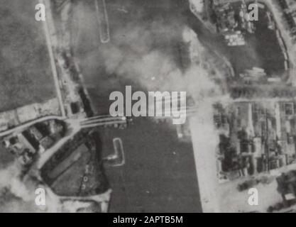 Tiro aereo [Operation Market Garden] Combatte a Onderlangs-Bovenover ad Arnhem. Ai paracadutisti chiusi al ponte di Arnhem, quattro battaglioni britannici al mattino presto del 19 settembre iniziano un attacco attraverso le strade Onderlangs e Bovenover. Questo attacco non è riuscito. Nella fotografia aerea che è stata scattata intorno a mezzogiorno, possiamo vedere le nuvole di fumo dove si combattono i combattimenti; a Bovenover, a est di Old Haven vicino allo Schipbrug e nelle vicinanze del ponte di traffico. Il fuoco nel Palazzo di Giustizia sul mercato causa una così grande nuvola di fumo che nasconde parte dell'interiore Foto Stock