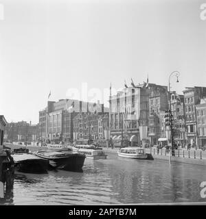 Cinquantennale di governo della decorazione Della Facciata della regina Wilhelmina con una corona W al Rokin di Amsterdam. Data: 31 agosto 1948 luogo: Amsterdam, Noord-Holland Parole Chiave: Anniversari, casa reale, immagini di strada, decorazioni Foto Stock