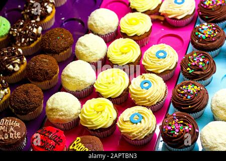 Variopinto assortimento di gustosi cupcake in mostra Foto Stock