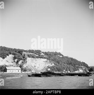 Navigazione sul Reno, reportage su come vivere e lavorare a bordo di una nave del Reno Vista del molo a Niederahnstein Data: 1 aprile 1955 Località: Germania, Niederahnstein, Germania occidentale Parole Chiave: Colline, fiumi Foto Stock