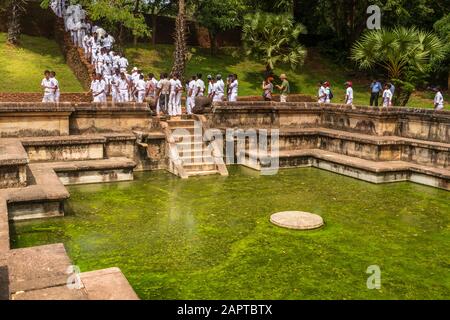 Gli antichi resti di un monastero buddista presso l'antica città di Polonnaruwa nella provincia centrale di Sri Lanka. Foto Stock