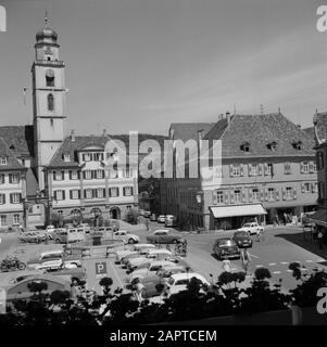 Hohenloher Land Vista della piazza del mercato con la statua di Wolfgang Schutzbar e la Milchlingbrunnen e sullo sfondo le case gemelle e la chiesa di San Giovanni. Date: 1960 Location: Bad Mergentheim, Baden-Württemberg, Germany, West Germany Parole Chiave: Fontane, edifici della chiesa, statue, statue di strada, torri, negozi Nome personale: Schutzbar genannt Milchling, Wolfgang Foto Stock