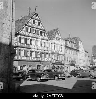 Hohenloher Land Visualizza la piazza del mercato con case a graticcio Data: Settembre 1953 luogo: Bad Mergentheim, Baden-Württemberg, Germania, Germania occidentale Parole Chiave: Automobili, sculture di città, negozi Foto Stock