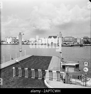 Antille Olandesi e Suriname al momento della visita reale della Regina Juliana e del Principe Bernhard nel 1955 Vista di Otrobanda in Willemstad Annotazione: In primo piano il ponte Emma aperto (ponte sul pontone) Data: Ottobre 1955 Ubicazione: Curaçao, Willemstad Parole Chiave: Ponti, immagini di strada Nome dell'istituzione: Emmabrug Foto Stock