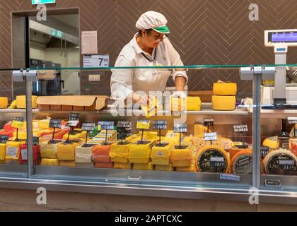 Šamac, Bosnia-Erzegovina, 3 ottobre 2019: Donna dipendente carico supermercato frigorifero Foto Stock