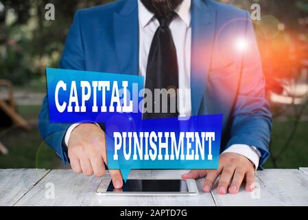 Testo di scrittura di parole Pena capitale. Foto d'affari che mostra l'uccisione autorizzata di qualcuno come punizione per Un Uomo D'Affari criminale in suite blu con Foto Stock