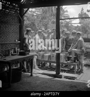 Volontari di guerra a Malacca e Indonesia Improvvisata cucina nel campo militare su Java Data: Marzo 1946 luogo: Indonesia, Indonesia, Java, Dutch East Indies Parole Chiave: Cucina, militare, cibo Foto Stock