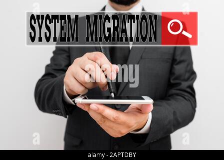 Scrittura a mano testo migrazione del sistema. Foto concettuale che si sposta dall'uso di un ambiente operativo a un altro lavoro formale di usura umana maschile su Foto Stock
