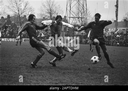 Vai Avanti Eagles contro Feijenoord 0-0; Kreuz in the clamp Data: 23 gennaio 1977 Parole Chiave: Sport, calcio Nome istituzione: Feyenoord, Go Ahead Eagles Foto Stock