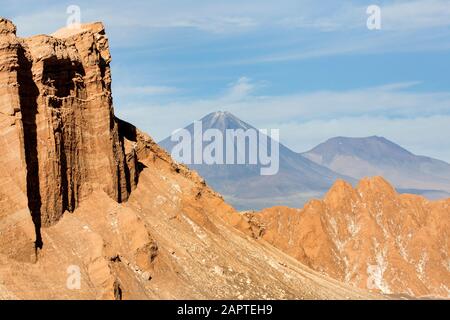 Volcan Licancabur visto da Valle de la Luna, deserto di Atacama. Cile Foto Stock