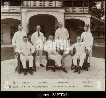 Manager Deli-Maatschappij Group sport di dirigenti della società del tabacco Padang boelan. In piedi da l.n.r.: Smith, Mulder, Waverink, Kervel; seduto: J. van Zwijnsbergen, di Erpers Royaards, di pari posizione: Indonesia, Medan, Indie Orientali Olandesi, Sumatra Parole Chiave: Culture, ritratti di gruppo, piantagioni, ritratti, tabacco, industria del tabacco, abbigliamento tropicale, costumi tropicali Nome personale: Erpers Royaards, , van, Kervel, , persone, , van, Mulder, , Smith, , Waverink, , Zwijnsbergen, J., van Foto Stock