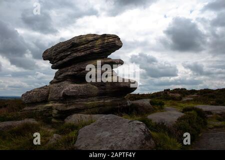 Spettacolare formazione di rocce di gritstone o arenaria a Sorpresa Vista, vicino Hathersage, nel Peak District, Derbyshire, Inghilterra Foto Stock