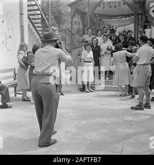 Israele 1948-1949: Matrimoni a Lag BaoMer Haifa. L'uomo prende una foto di un newlyweds e gli ospiti Annotazione: Lag BaoMer (anche Lag Baomer, Lag BaoMer, Lag B'Omer) è un giorno in cui tradizionalmente molti matrimoni sono conclusi Data: 1948 posizione: Haifa, Israele Parole Chiave: Newlyweds, fotografi, cerimonie di nozze, religione ebraica Foto Stock