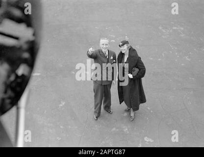 Aeroporto di Berlino - Tempelhof Harry Laponder e Thea Rasche a presumibilmente il Fokker F.IX PH-AGA Eagle Data: Ottobre 1934 posizione: Berlino, Germania Parole Chiave: Aerei, compagnie aeree, aerei, personale aereo, campi aerei Nome personale: Laponder, Harry, Rasche, Thea Foto Stock