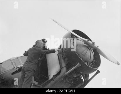 Aeroporto di Berlino - Tempelhof Harry Laponder e Thea Rasche al motore di presumibilmente il Fokker F.IX PH-AGA Eagle Data: Ottobre 1934 posizione: Berlino, Germania Parole Chiave: Aerei, compagnie aeree, motociclette, Eliche, Personale Del Personale Aereo: Laponder, Harry, Rasche, Thea Foto Stock