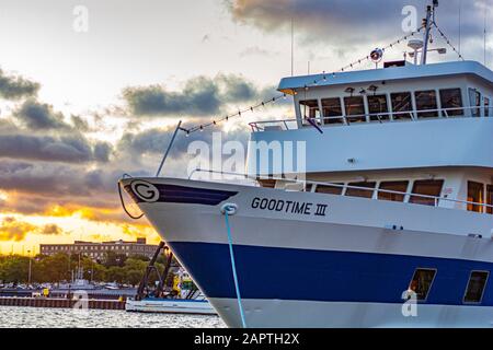 Il Goodtime III, una nave da crociera turistica che offre ai turisti l'esplorazione del lago Di Serie e il fiume Cuyahoga, è ormeggiato nel molo 9th Street. Foto Stock