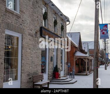 Il Pakenham General Store, situato in una piccola area cittadina di Mississipi Mills, è decorato per Natale nelle settimane prima della stagione invernale. Foto Stock