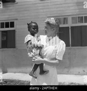 Viaggio nel Suriname e nelle Antille Olandesi La creola boscosa Juliana sul braccio di Suor Agate nell'ospedale 'Principessa Juliana' nella stazione dei cavi Annotazione: Juliana era uno dei gemelli che nella foresta è stato messo a fondante e salvato da sorella Agate Data: 1947 posizione: Stazione via cavo, Suriname Parole Chiave: Sandcreolen Foresta, bambini, infermieri Foto Stock
