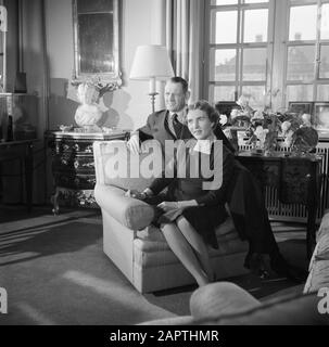 Foto di famiglia della famiglia reale danese la coppia reale danese nella loro residenza nel palazzo Brockdorff a Palazzo Amalienborg Data: Marzo 1954 luogo: Danimarca, Copenaghen Parole Chiave: Coppie sposate interni, re, regine, mobili, palazzi, sedie Nome personale: Frederik IX (re Danimarca), Ingrid (regina Danimarca) Foto Stock