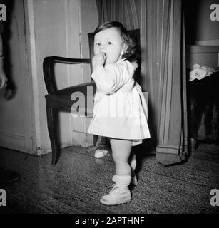 Il lavoro quotidiano di un concierge in un appartamento di Parigi la figlia piccola del concierge Data: 1954 luogo: Francia, Parigi Parole Chiave: Bambini, in piedi, sedie Foto Stock