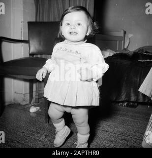 Il lavoro quotidiano di un concierge in un appartamento di Parigi la piccola figlia del concierge Data: 1954 luogo: Francia, Parigi Parole Chiave: Bambini, passeggiate, foto ritratto Foto Stock