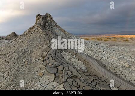 Vulcani di fango di Gobustan vicino a Baku, Azerbaigian. Fango di montagna sullo sfondo di un cielo tempestoso Foto Stock