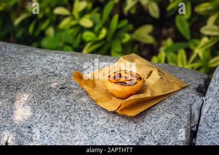 Dolci tradizionali portoghesi alla pasta, dessert Pasteis de nata con diversi dolci portoghesi. Foto Stock