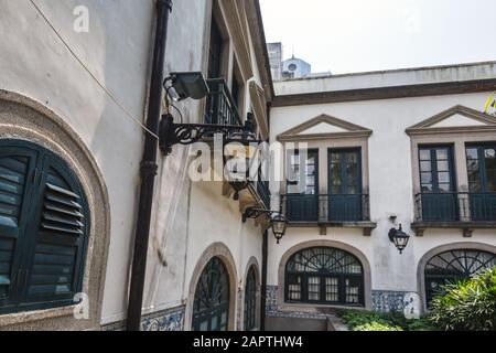 Finestra cortile cinese. Esterno la storica e ricca casa di mandarini a Macao, Cina. Foto Stock