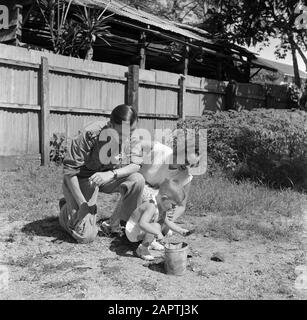 Viaggio in Suriname e Antille Olandesi la coppia Crena Uerwijk con il loro figlio in Suriname Data: Senza data luogo: Suriname Parole Chiave: Coppie, bambini Nome personale: Crena Uderwijk, Foto Stock