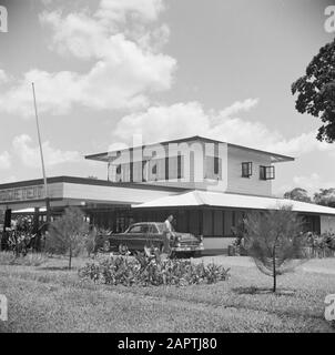 Antille Olandesi e Suriname al momento della visita reale della Regina Juliana e del Principe Bernhard nel 1955 la costruzione della Società Paranam a Willemstad Data: Ottobre 1955 Ubicazione: Curaçao, Willemstad Parole Chiave: Edifici Foto Stock