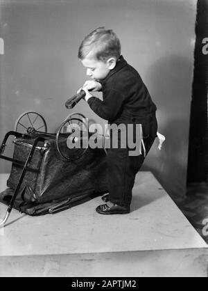 Ritratti dei bambini il ragazzo Johnny Benjamin come meccanico di un carrello a piedi (Polonia?) Data: 1934 posizione: Polonia Parole Chiave: Bambini, passeggini, ritratti Foto Stock