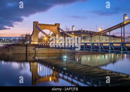 Ponte Grunwald (La Maggior Parte Grunwaldzki) che riflette nel fiume Oder al crepuscolo a Wroclaw, Polonia Foto Stock