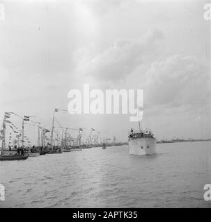 Cinquantennale giubileo governativo della regina Wilhelmina lo yacht reale Piet Hein durante la flotta nazionale di unità marine, pescherecci, yacht e chiatte sul Buiten-IJ a Amsterdam. - Sì. Data: 3 settembre 1948 luogo: Amsterdam, Noord-Holland Parole Chiave: Porti, anniversari, casa reale, navi Foto Stock