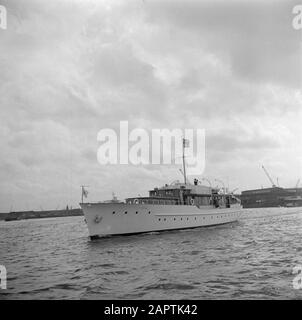 Cinquantennale giubileo di governo della regina Wilhelmina lo yacht reale Piet Hein sulla strada per la flotta nazionale Schouw di unità marine, pescherecci, yacht e chiatte sul Buiten-IJ ad Amsterdam. Data: 3 settembre 1948 luogo: Amsterdam, Noord-Holland Parole Chiave: Porti, anniversari, banchine, casa reale, navi Foto Stock