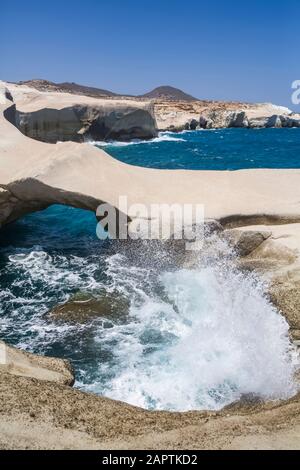 Spiaggia di Sarakiniko; Isola di Milos, Cicladi, Grecia Foto Stock