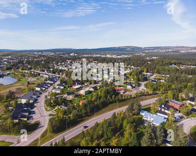 Veduta aerea estiva soleggiata della città di Gallivare, una località e la sede del comune di Gallivare nella contea di Norrbotten, provincia di Lapponia, Svezia Foto Stock