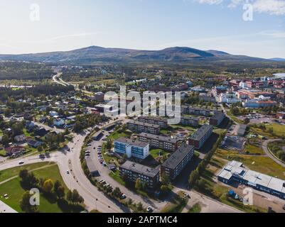 Veduta aerea estiva soleggiata della città di Gallivare, una località e la sede del comune di Gallivare nella contea di Norrbotten, provincia di Lapponia, Svezia Foto Stock