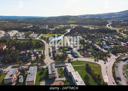 Veduta aerea estiva soleggiata della città di Gallivare, una località e la sede del comune di Gallivare nella contea di Norrbotten, provincia di Lapponia, Svezia Foto Stock