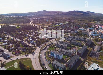 Veduta aerea estiva soleggiata della città di Gallivare, una località e la sede del comune di Gallivare nella contea di Norrbotten, provincia di Lapponia, Svezia Foto Stock