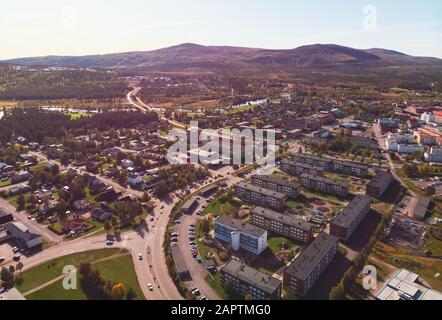 Veduta aerea estiva soleggiata della città di Gallivare, una località e la sede del comune di Gallivare nella contea di Norrbotten, provincia di Lapponia, Svezia Foto Stock